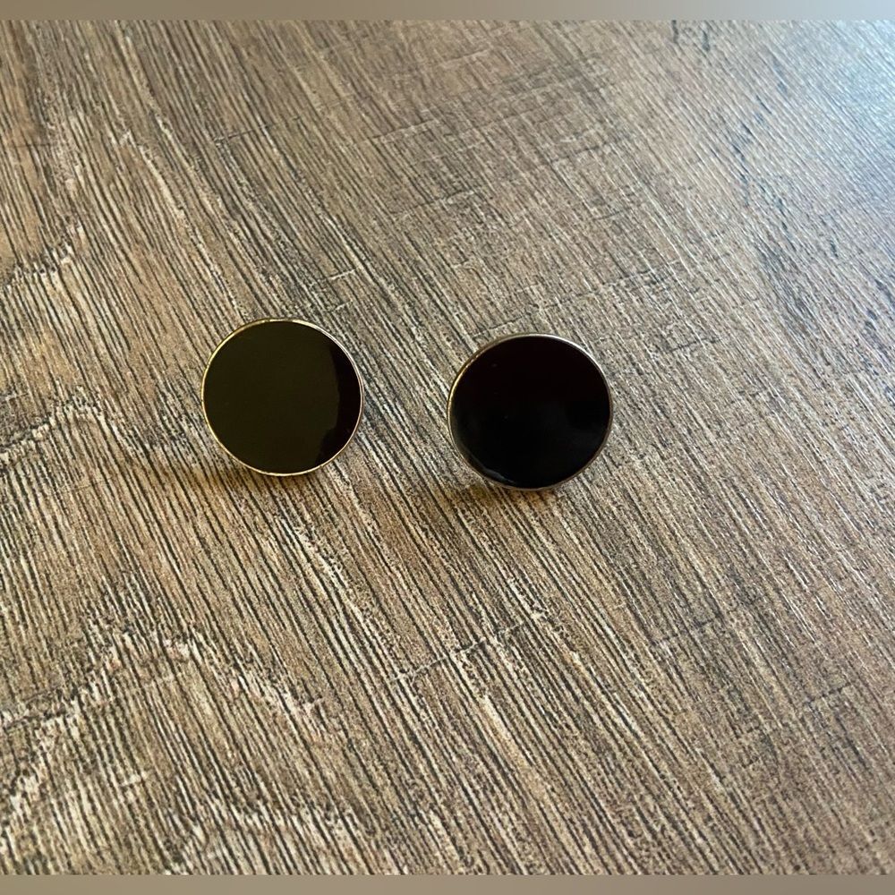 Vintage women’s black solid solid enamel and silver metal circle earrings